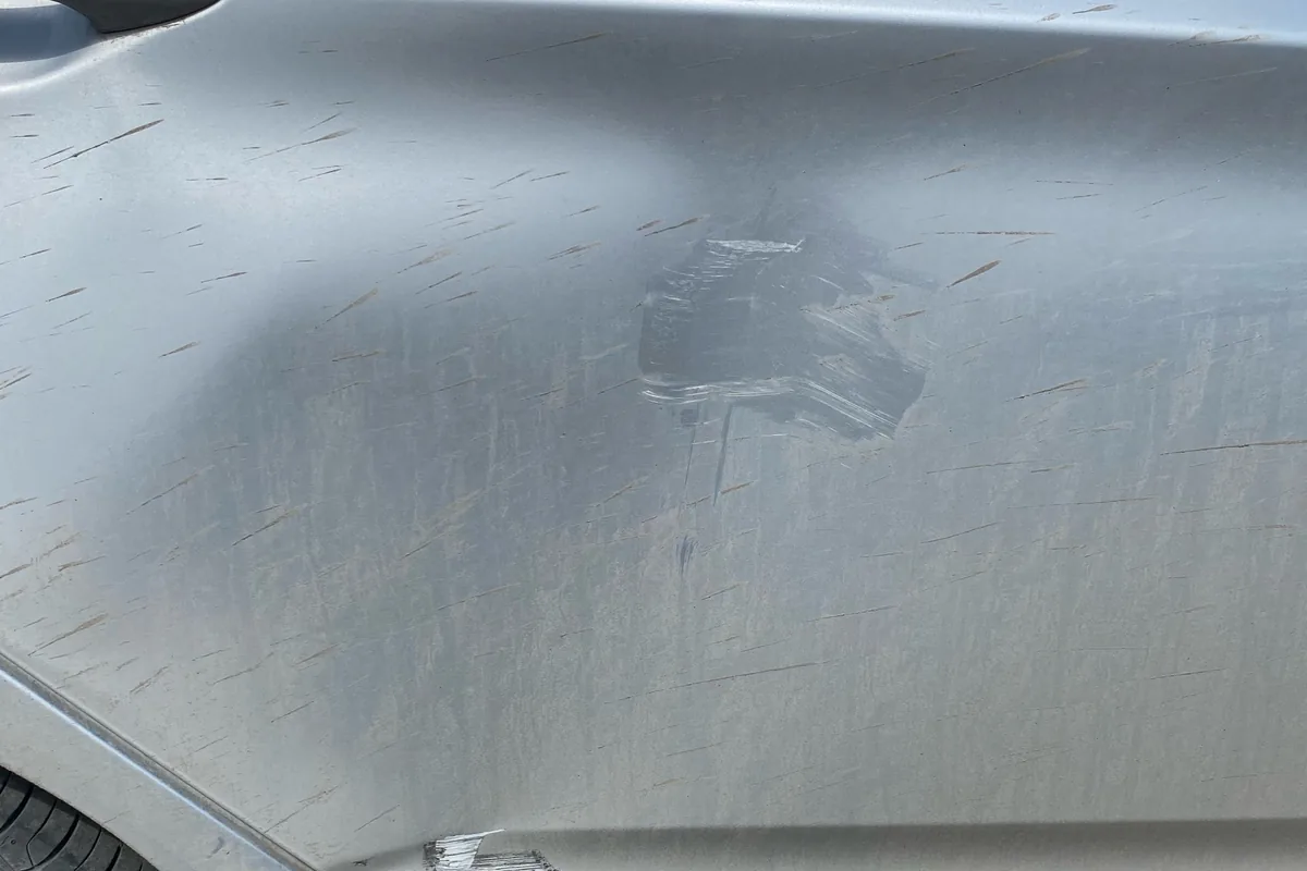 Вмятина на задней двери Hyundai Solaris 1