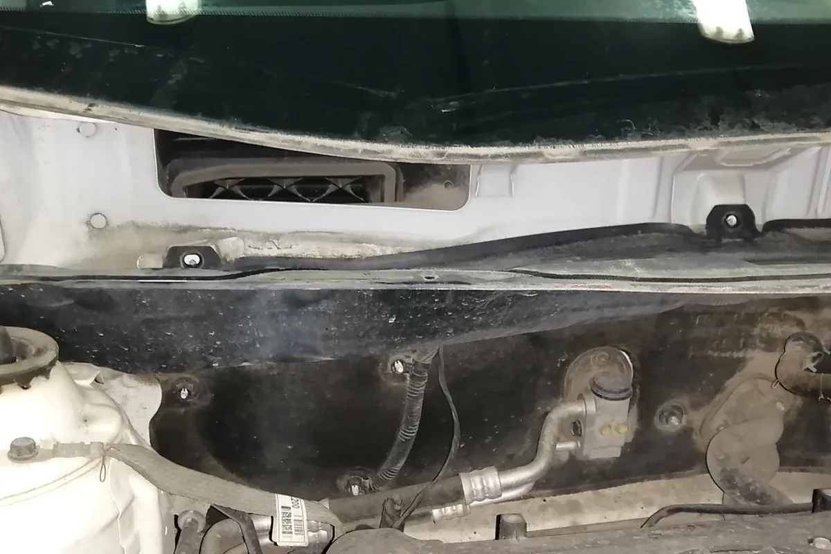 Снятое жабо под дворниками Hyundai Solaris, открытая ниша