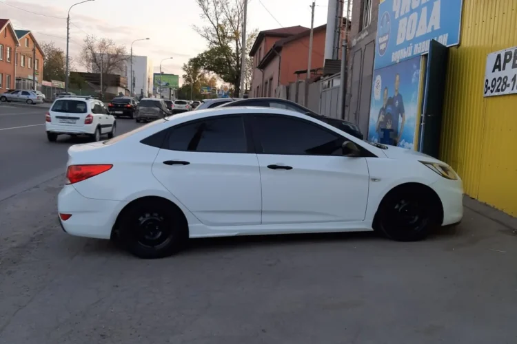 Белый Hyundai Solaris 1 на чёрных дисках