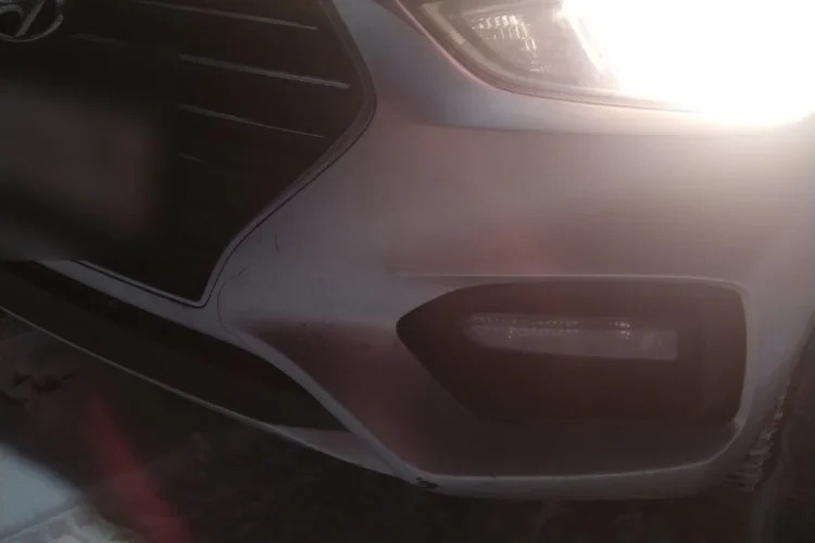 Треснувший передний бампер Hyundai Solaris 2
