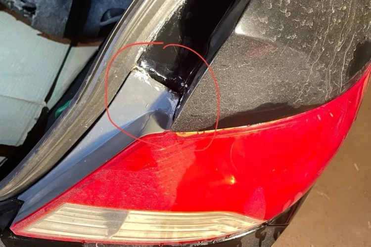 Место затекания воды у заднего фонаря Hyundai Solaris