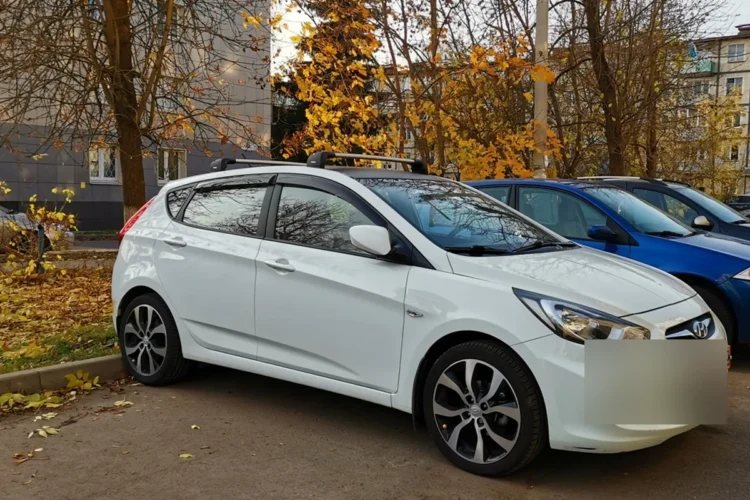 Hyundai Solaris 1 хэтчбек с поперечинами на крыше