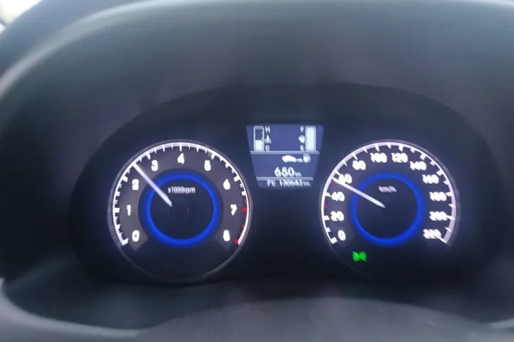 Запас хода 650 км на приборке Hyundai Solaris 1