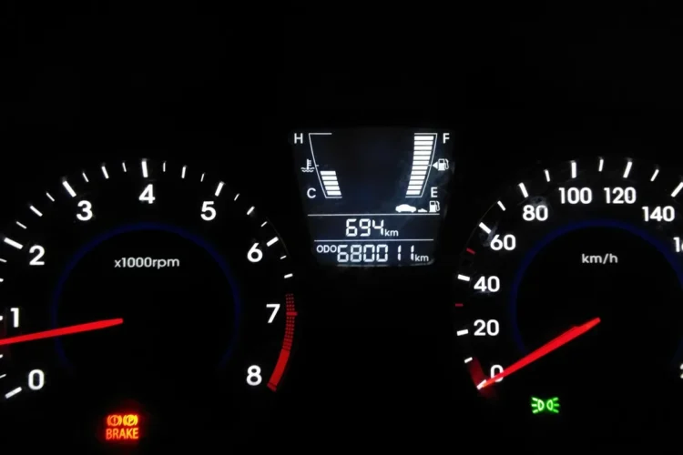 Запас хода 694 км на приборке Hyundai Solaris 1