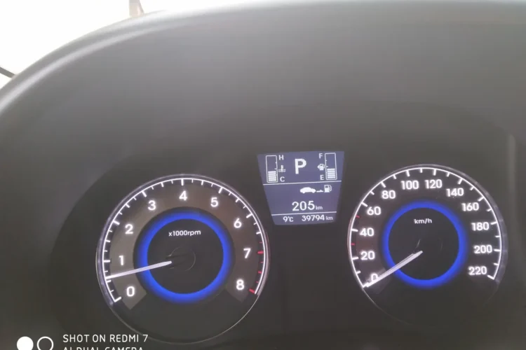 Указатель топлива и запас хода Hyundai Solaris 1