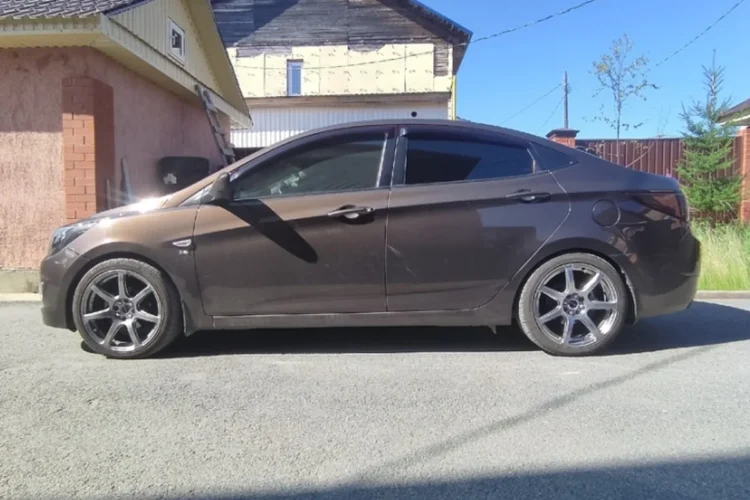 Hyundai Solaris 1 седан на дисках R17 ET35
