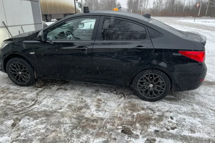 Чёрный Hyundai Solaris 1 на литых дисках R17 сбоку