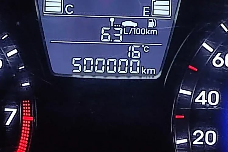 Одометр Hyundai Solaris 1 на отметке 500 000 км
