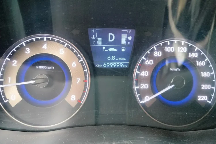 Одометр Hyundai Solaris 1 на отметке 699 999 км