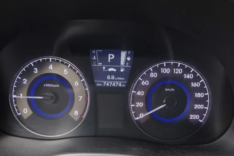 Одометр Hyundai Solaris 1 на отметке 747 474 км