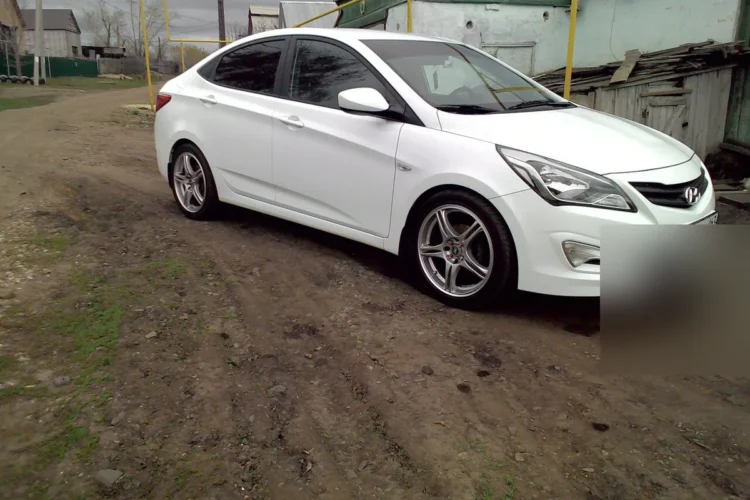 Hyundai Solaris 1 рестайлинг на дисках шириной 7J
