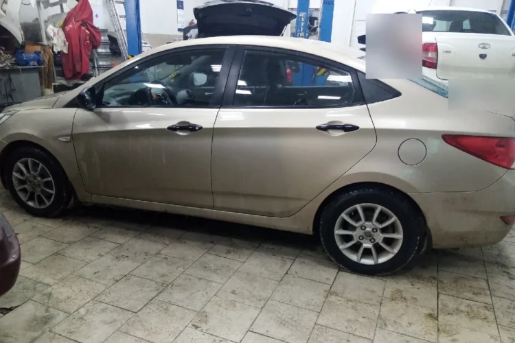 Hyundai Solaris 1 седан сбоку в автосервисе