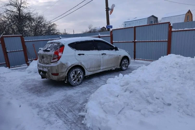 Hyundai Solaris 1 хэтчбек на заснеженной площадке