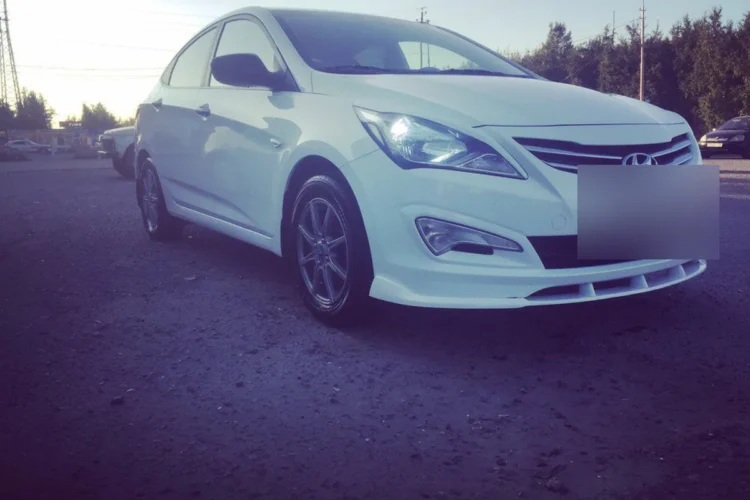 Hyundai Solaris 1 рестайлинг с накладкой-сплиттером на бампере