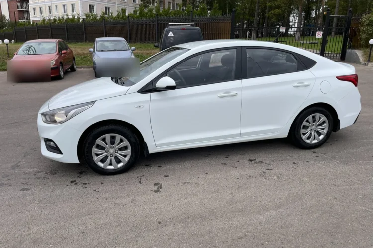 Белый Hyundai Solaris 2 седан