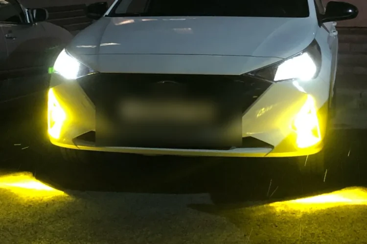 Hyundai Solaris 2 рестайлинг с включёнными противотуманками ночью