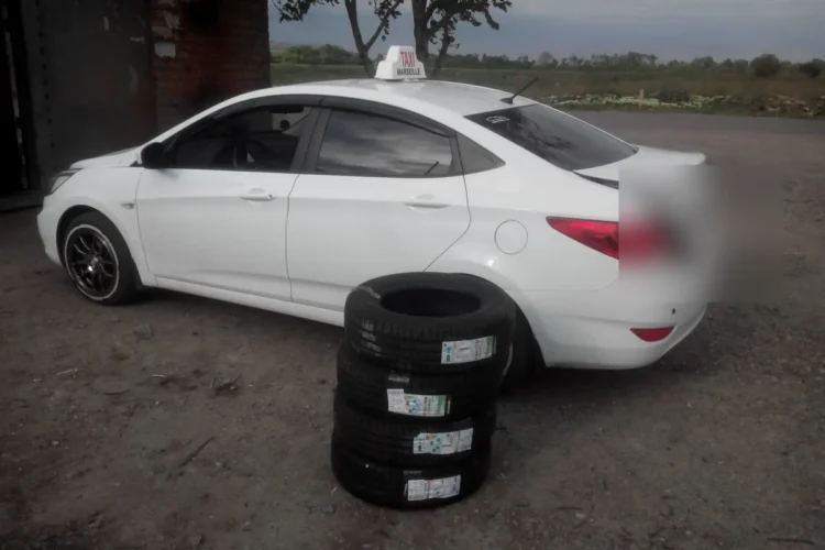 Hyundai Solaris 1 седан с комплектом новых шин 195/65 R15