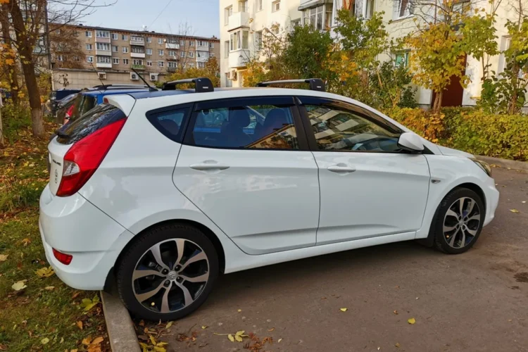 Hyundai Solaris 1 хэтчбек на литых дисках