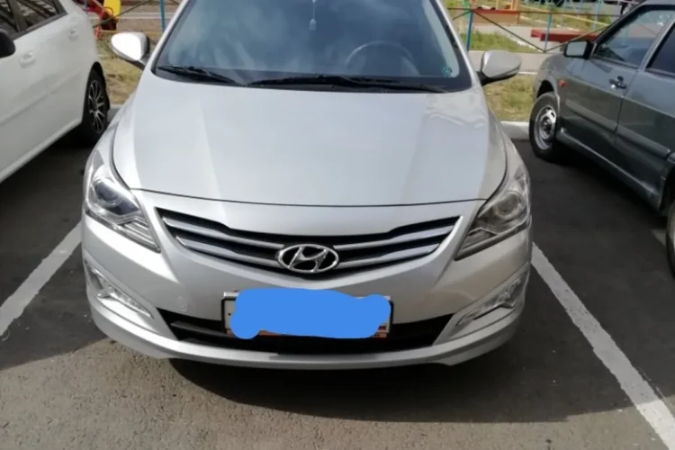 Hyundai Solaris 1 рестайлинг на парковке