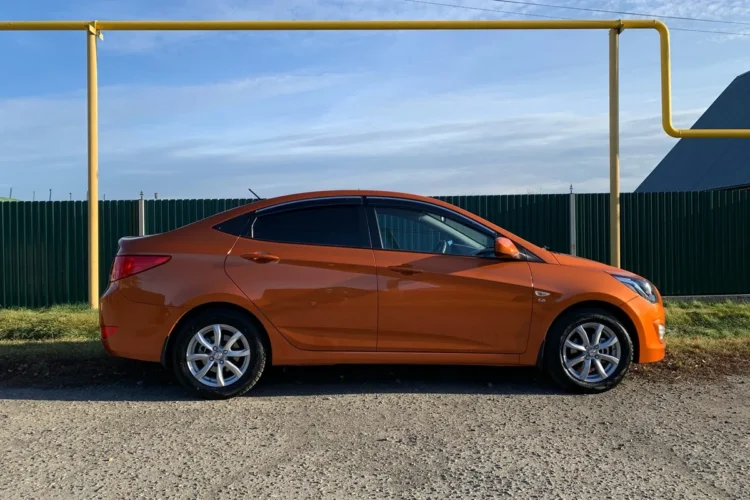 Hyundai Solaris 1 седан на зимних шипованных шинах