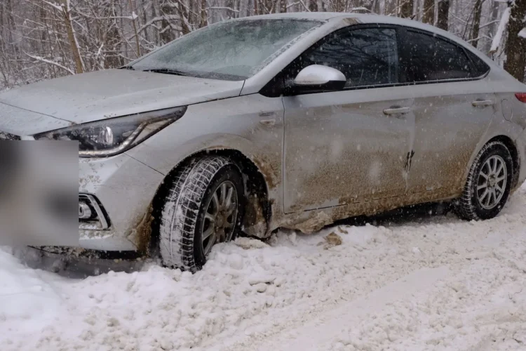 Hyundai Solaris 2 на зимних нешипованных шинах в снегу