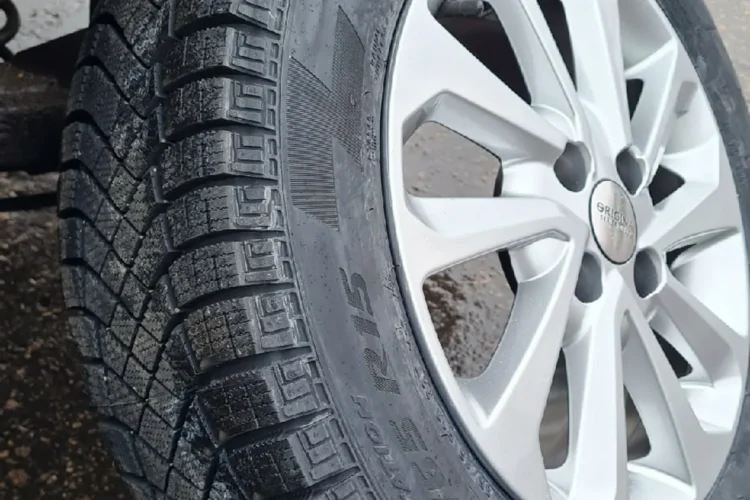 Нешипованная зимняя шина Pirelli на литом диске