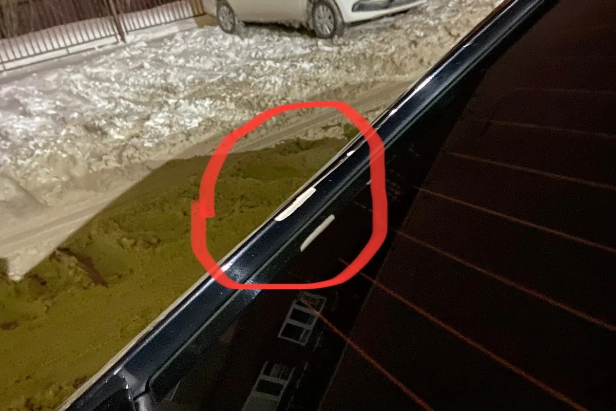 Отслоившаяся краска на задней стойке Hyundai Solaris 2