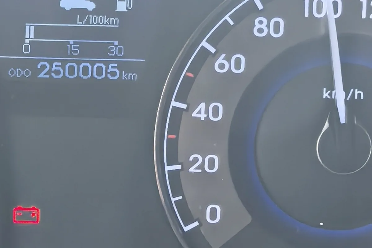 Приборка Hyundai Solaris с пробегом 250 тысяч км и лампой АКБ
