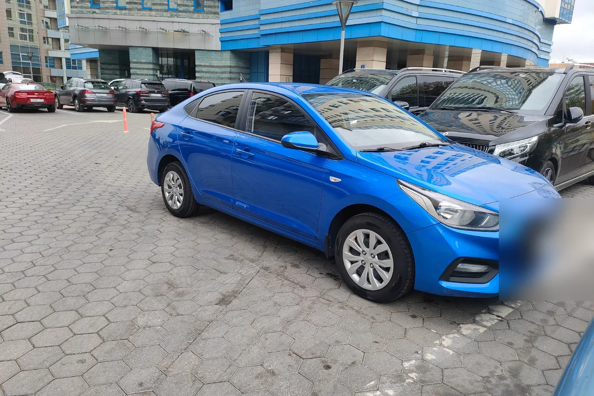 Hyundai Solaris 2 на парковке
