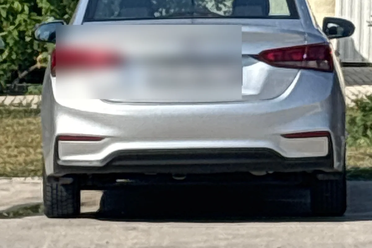 Hyundai Solaris 2 сзади: левая сторона ниже правой