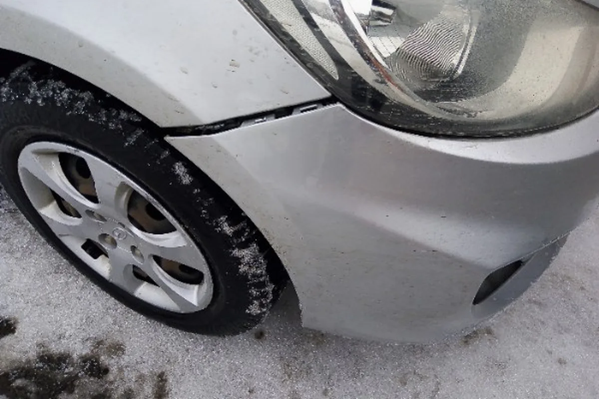 Отошедший передний бампер Hyundai Solaris 1 после езды по снегу