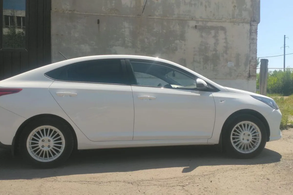 Hyundai Solaris 2 рестайлинг сбоку на литых дисках