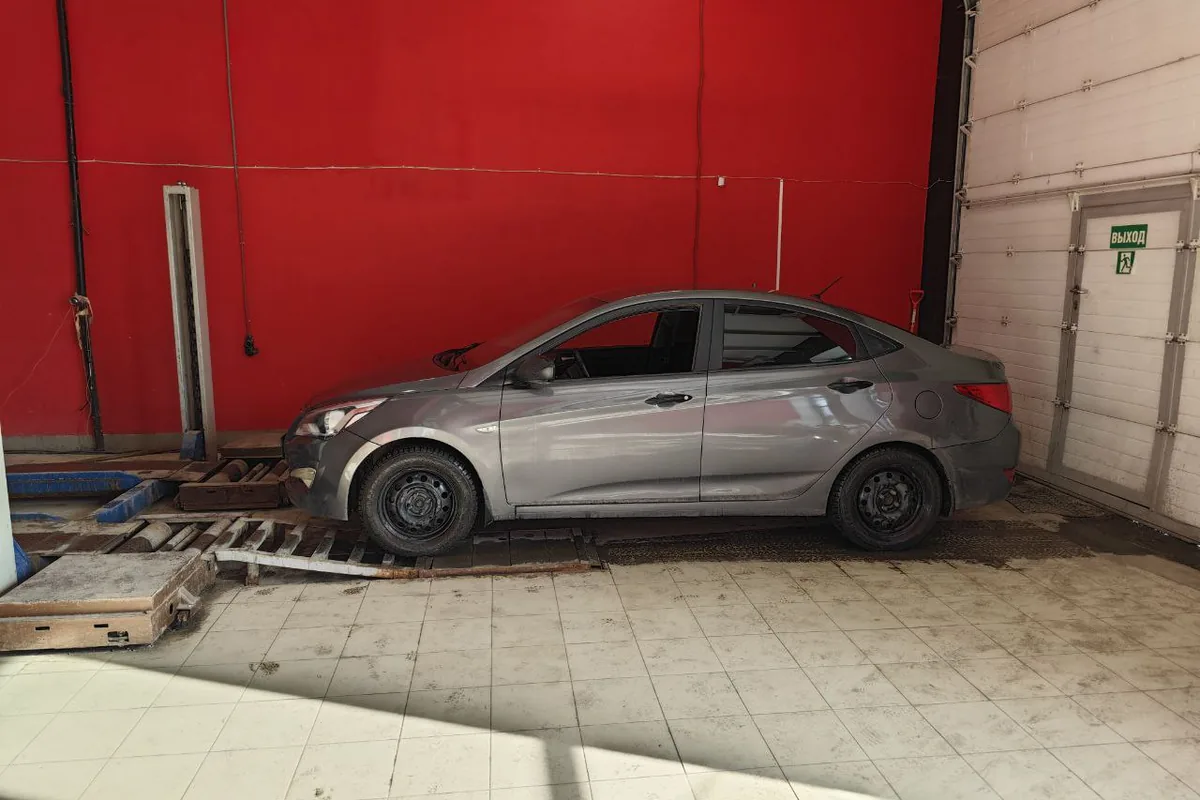 Серый Hyundai Solaris 1 рестайлинг в базовой комплектации Active