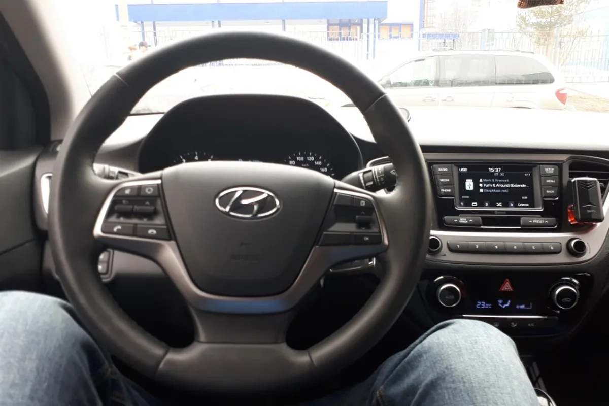 Руль и центральная консоль Hyundai Solaris 2 с климат-контролем