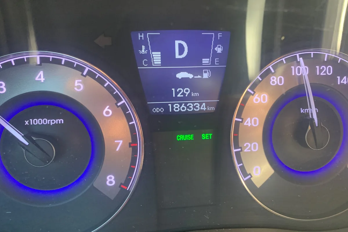 Индикатор круиза на приборке Hyundai Solaris 1