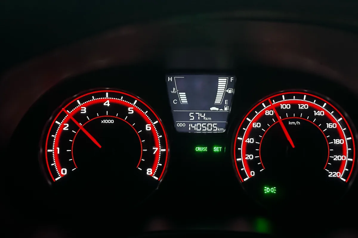 Приборная панель Hyundai Solaris 1 с включённым круизом