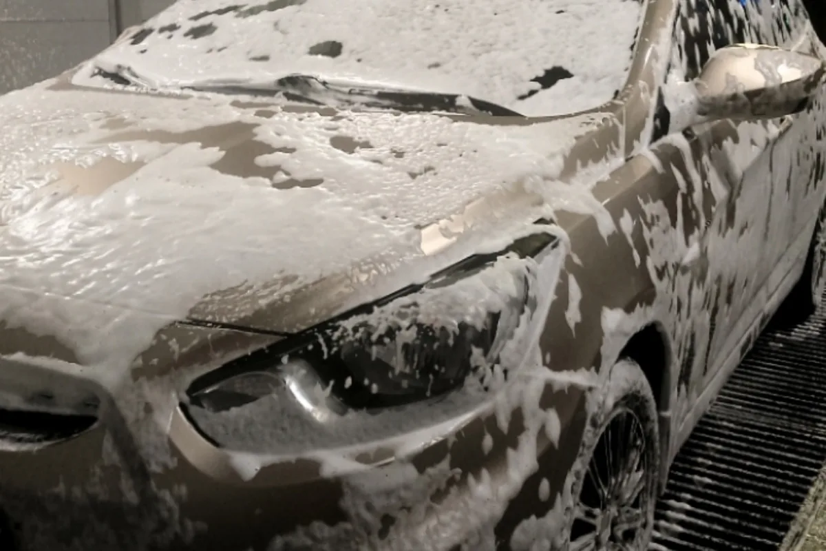 Hyundai Solaris 1 на мойке