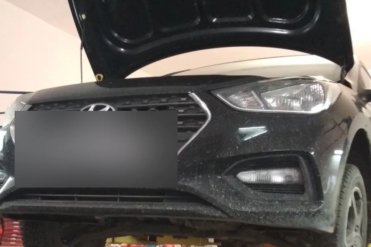 Hyundai Solaris 2 на подъёмнике на первом ТО