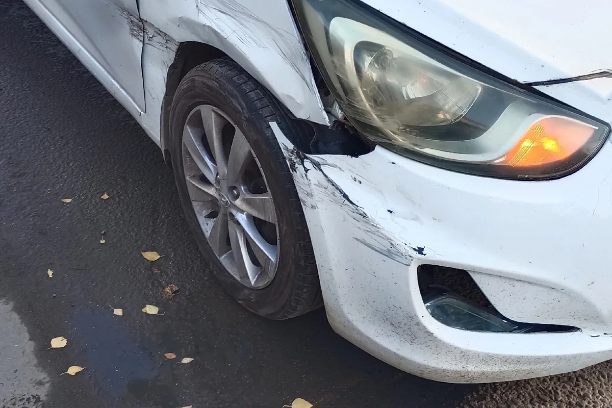 Помятое правое крыло Hyundai Solaris 1 после ДТП