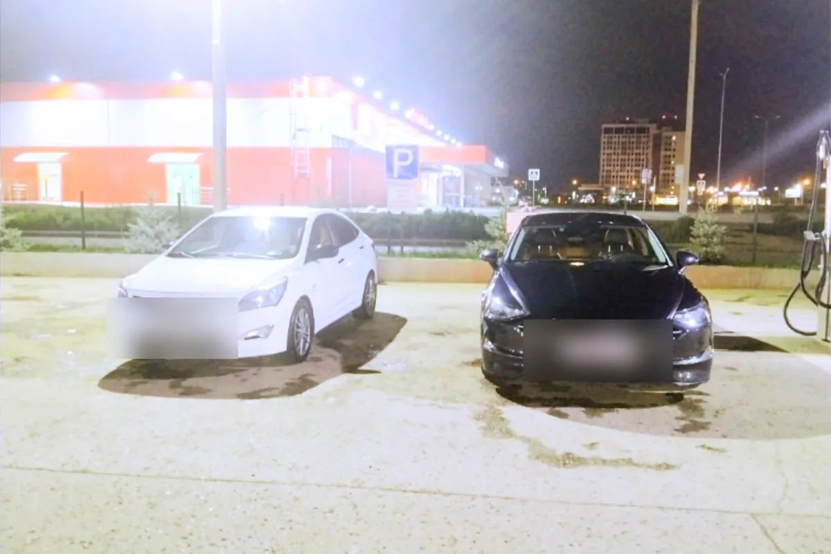Hyundai Solaris 1 рестайлинг рядом с новой машиной владельца