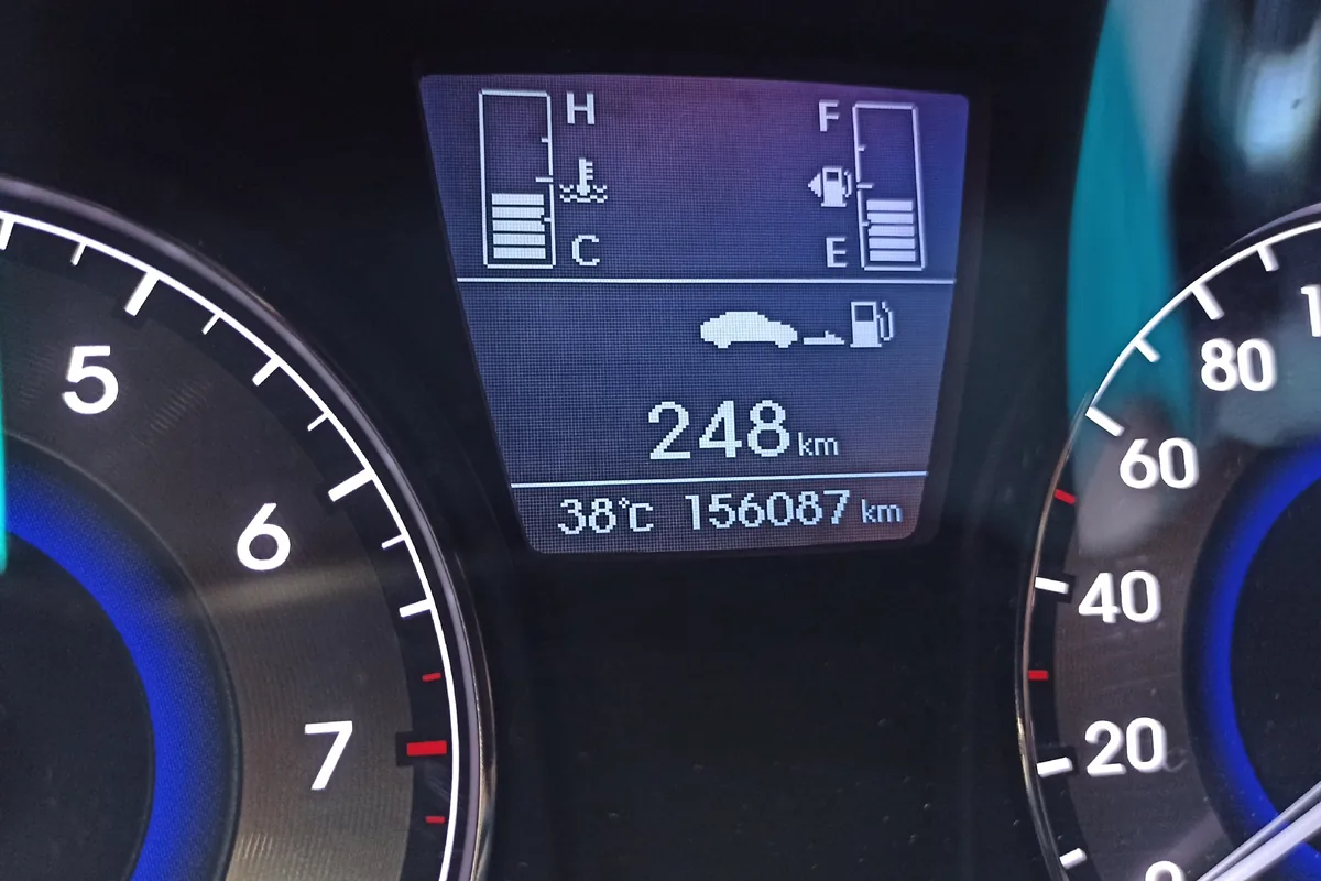 Приборная панель Hyundai Solaris 1 при 38 градусах на улице
