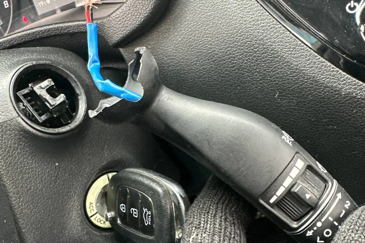 Сломанная ручка подрулевого переключателя Hyundai Solaris