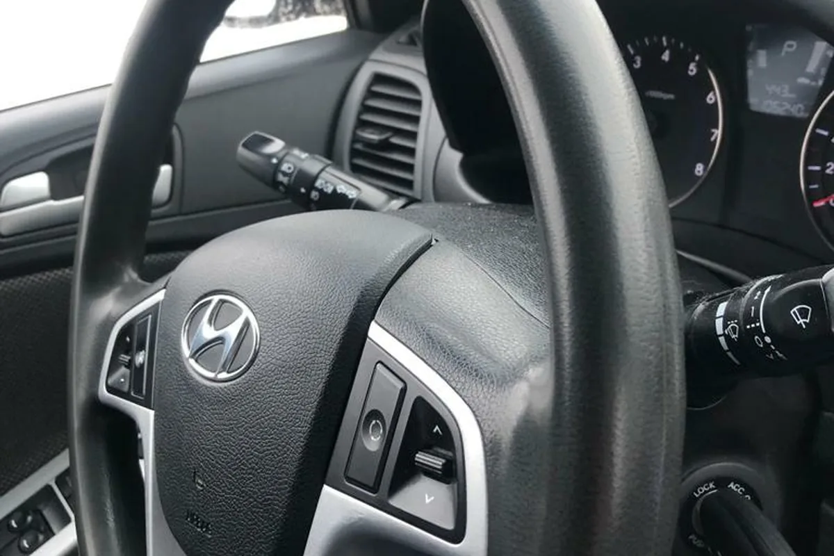Руль Hyundai Solaris 1 2013 года с потёртостями