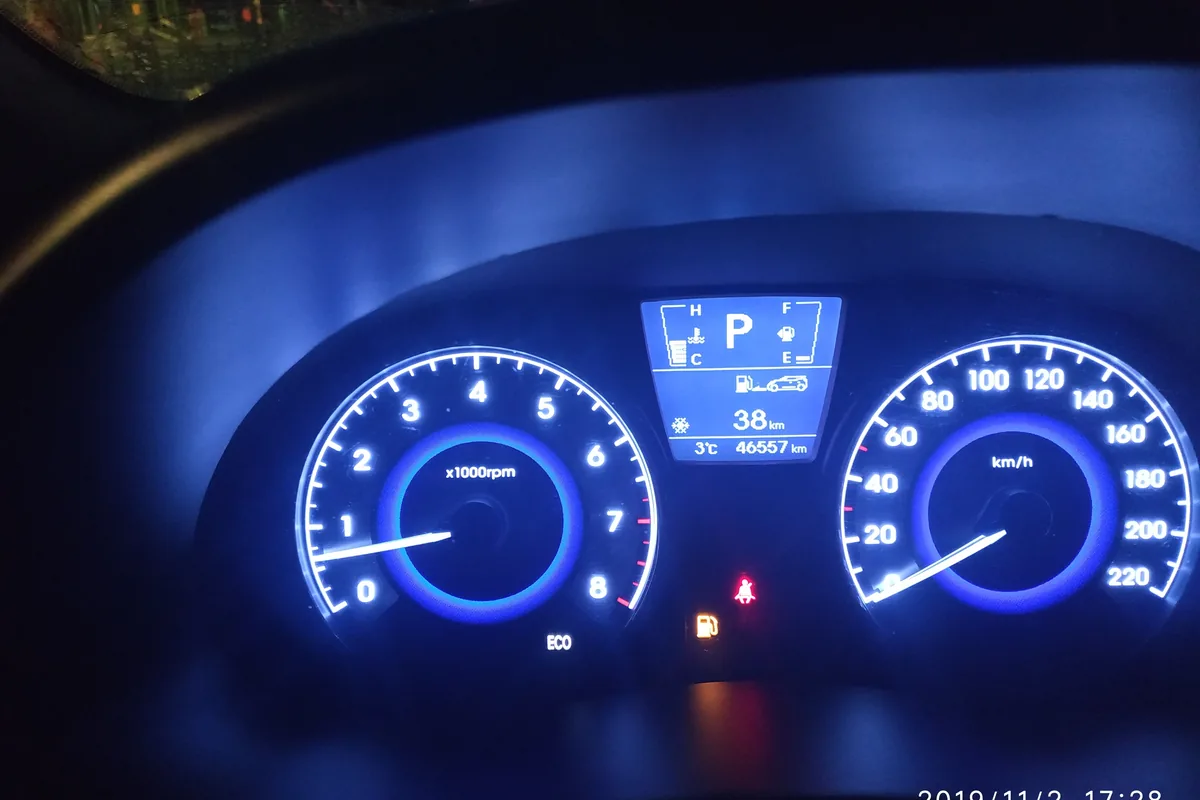 Приборная панель Hyundai Solaris 1 с горящей лампой резерва топлива