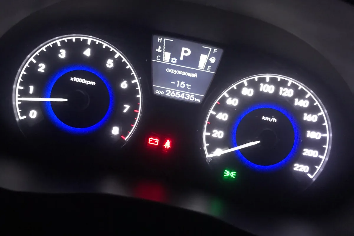 Лампа заряда аккумулятора на приборке Hyundai Solaris 1 на холостых