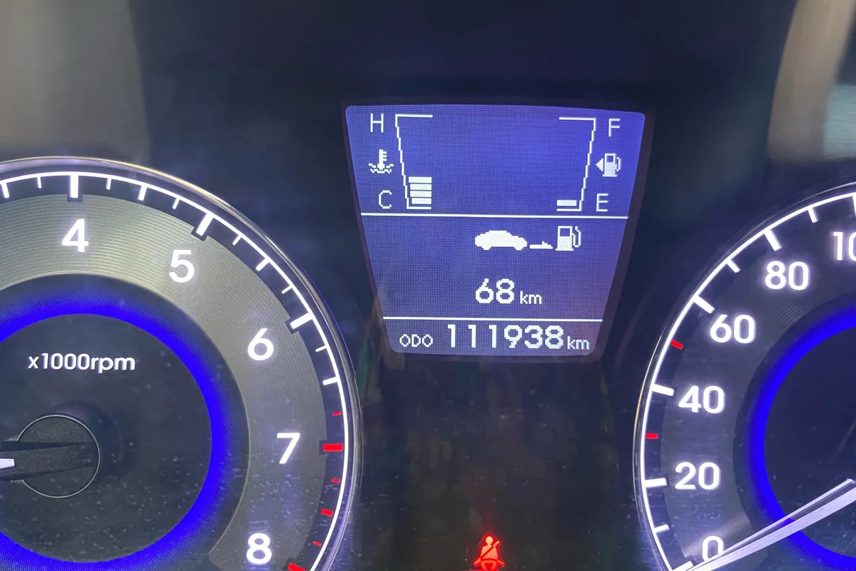 Запас хода 69 км при одном делении топлива на приборке Hyundai Solaris 1
