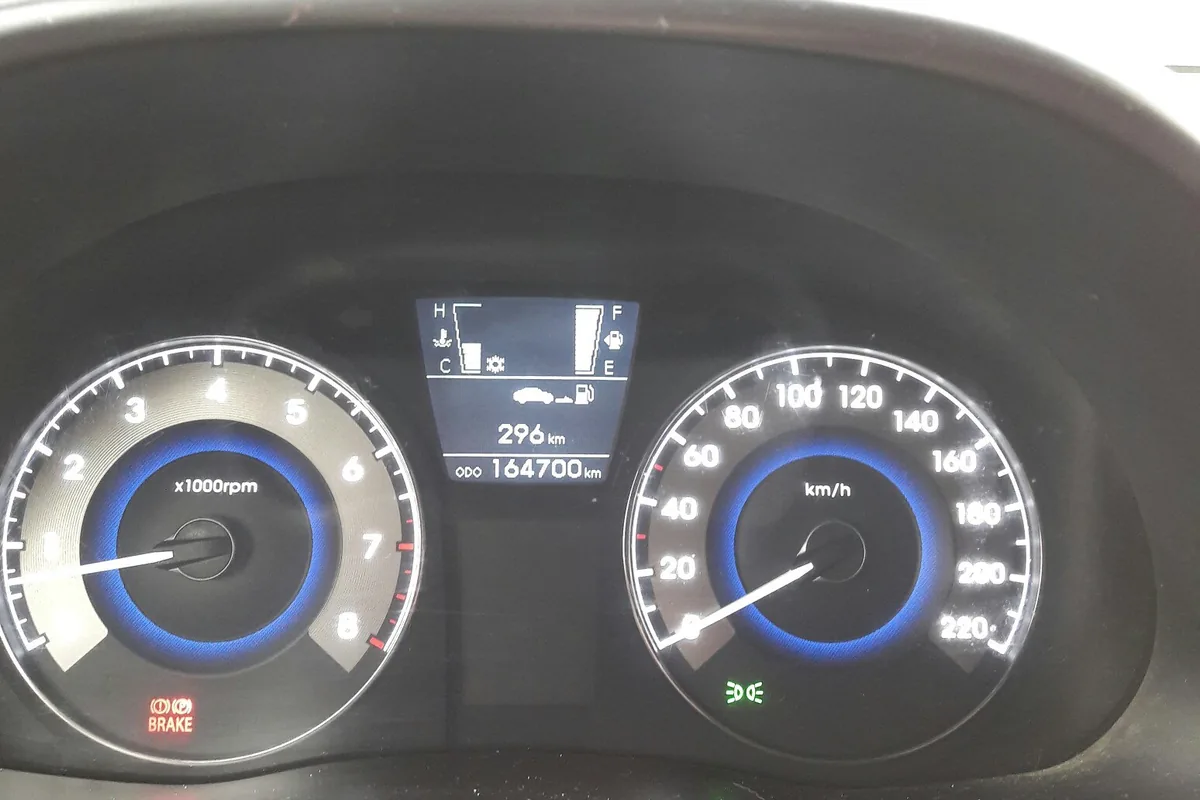 Запас хода 296 км на приборке Hyundai Solaris 1 после полной заправки