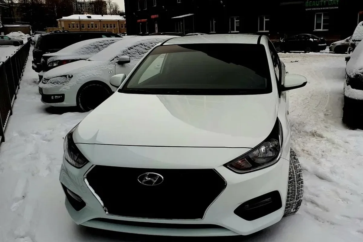 Hyundai Solaris 2 дорестайлинг с накладками ДХО в бампере