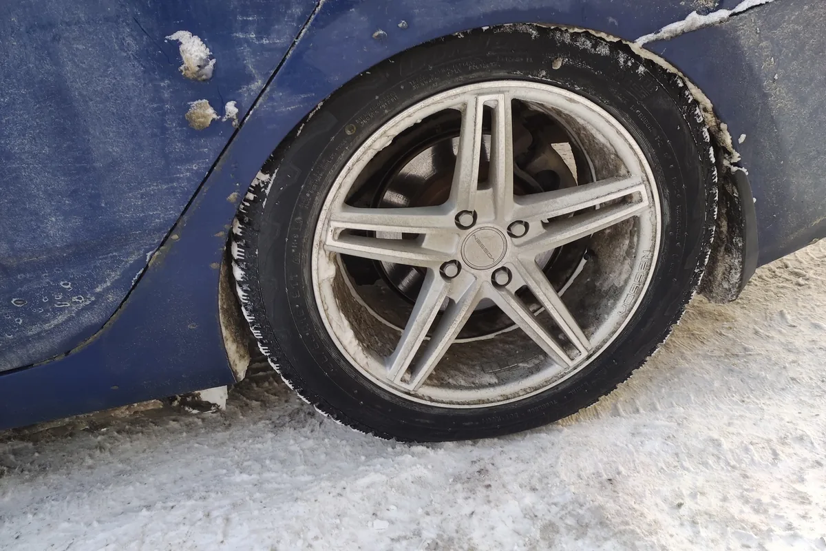 Переднее колесо Hyundai Solaris с вылетом ET32 в арке