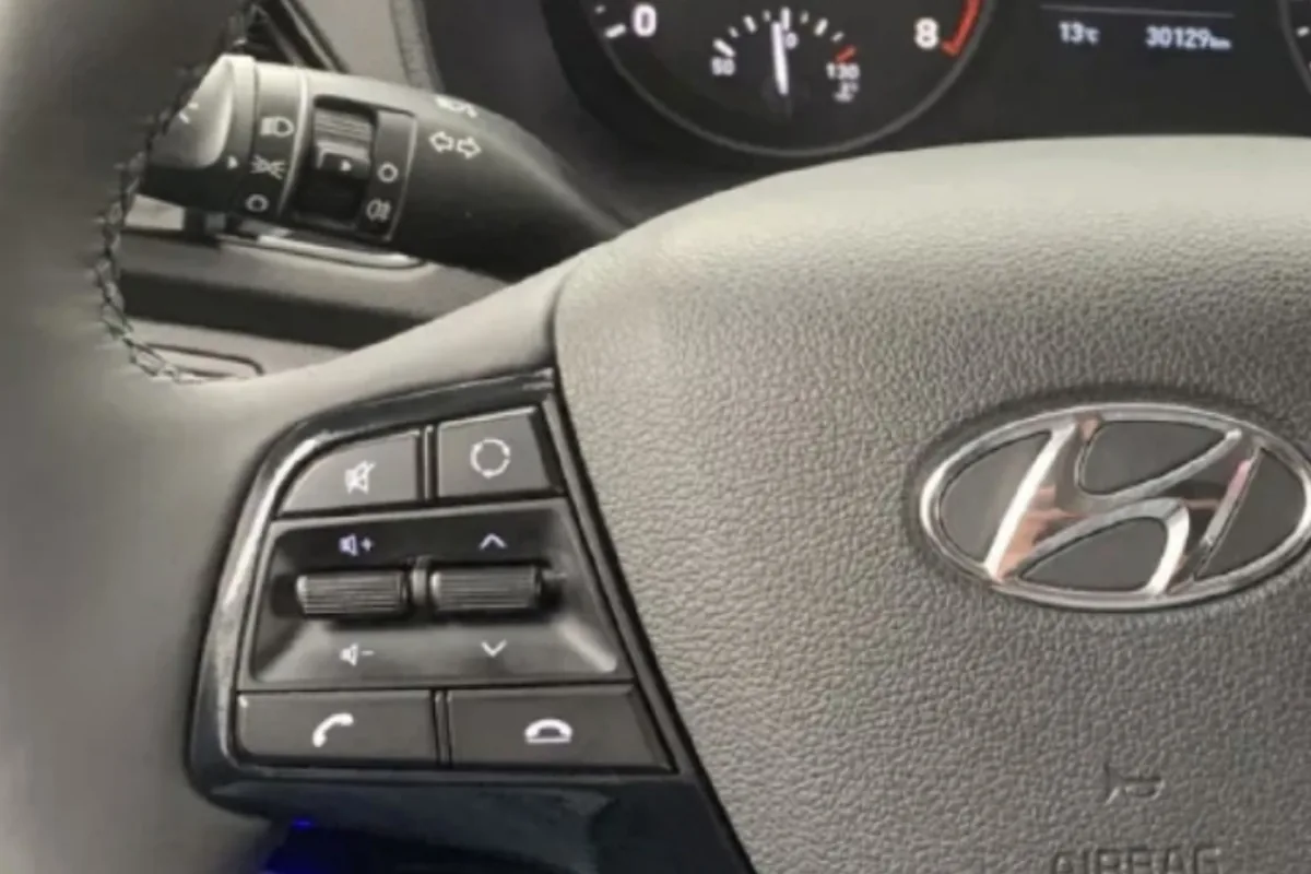 Кнопки управления магнитолой на руле Hyundai Solaris 2